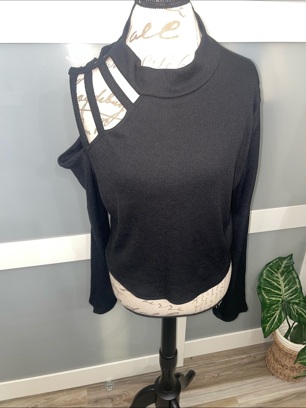 Fashion Nova Black One-Shoulder Cutout Crop Top